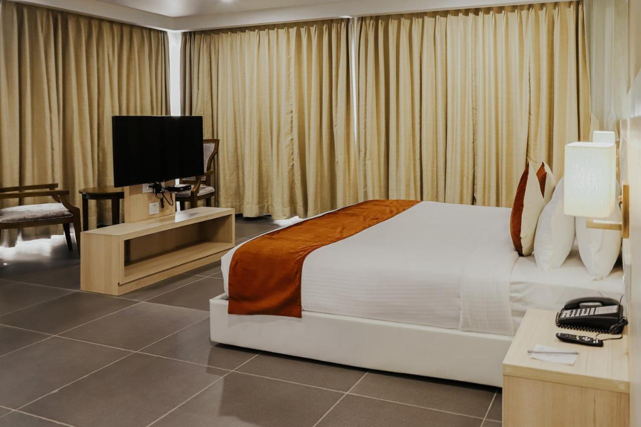 รีเจนตา เซ็นทรัล สมนาถ Hotel โสมนัส ภายนอก รูปภาพ